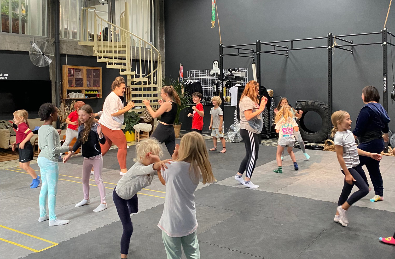 Eine Gruppe von Kindern fröhlich am Boxen lernen im Fontana Klub