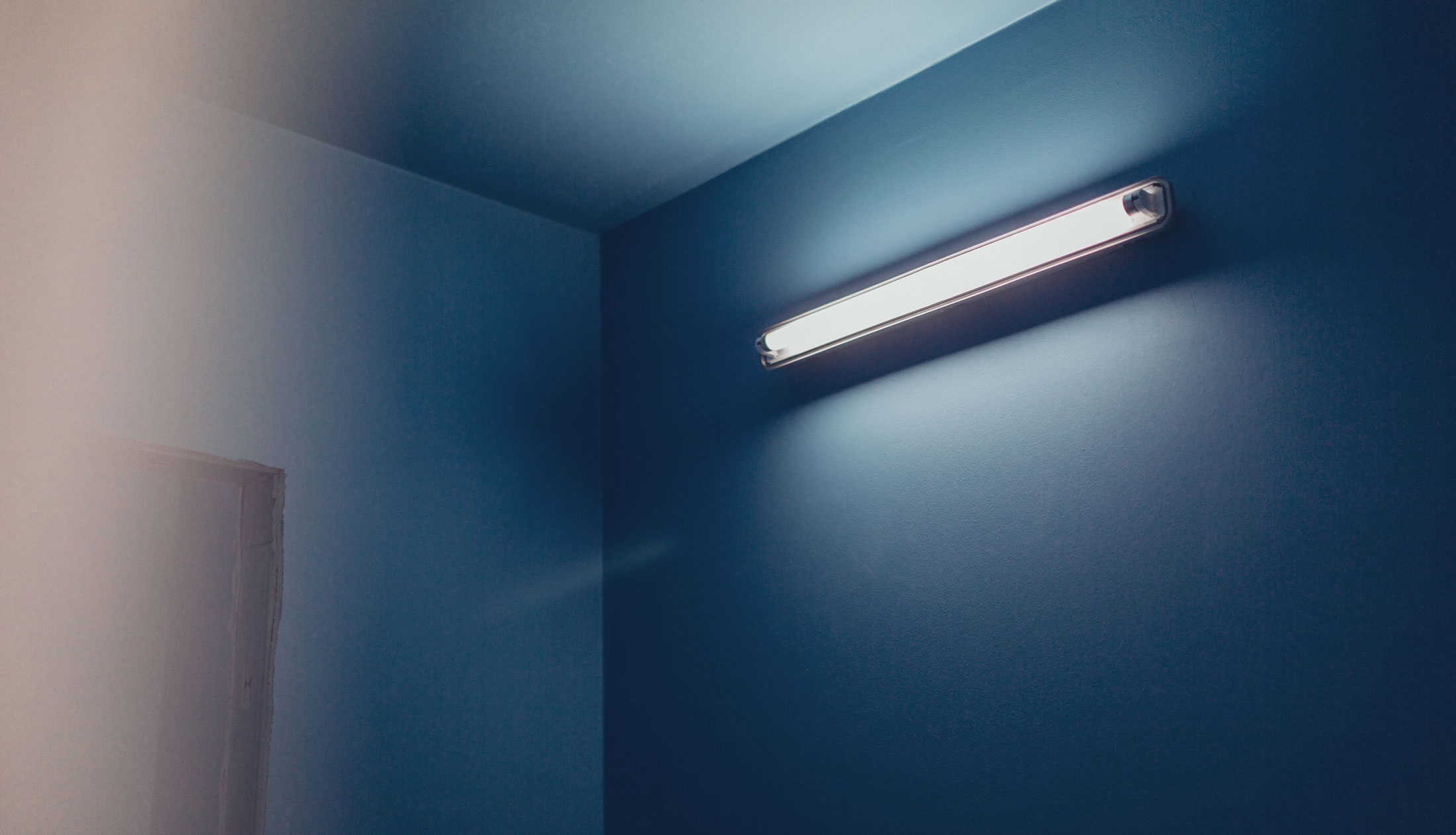 Detail der blauen Wände und Decken im Fontana Klub