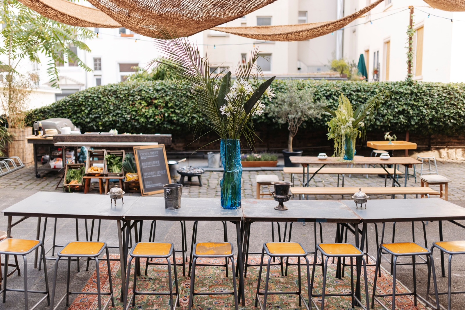 Blick aus dem Eingangsbereich in den Hof des Fontana Klub. 