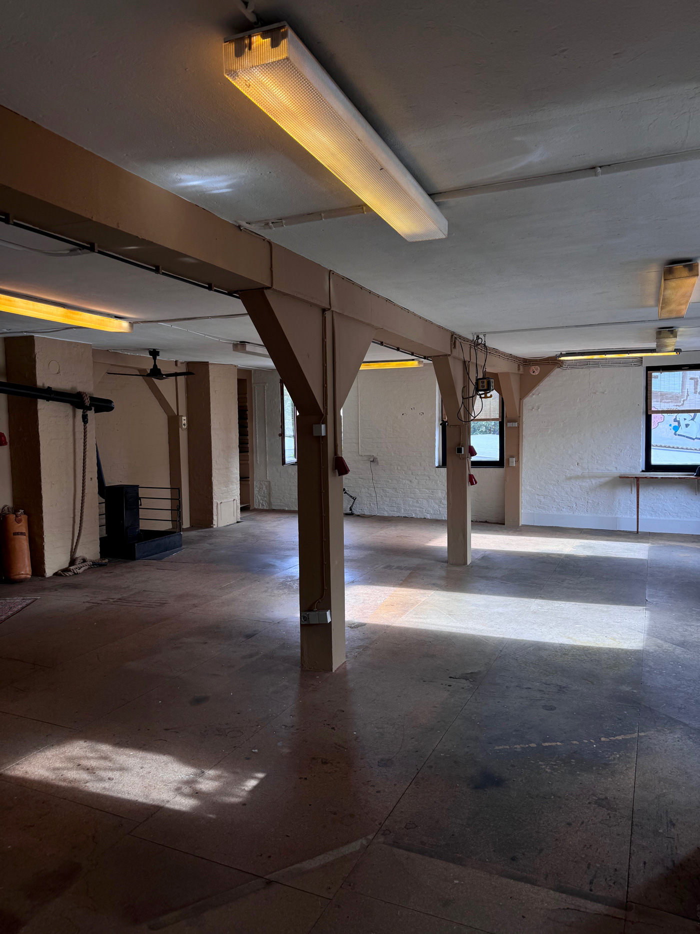 Bücherregal im Fitnessraums des Shanti Shanti Fight Clubs