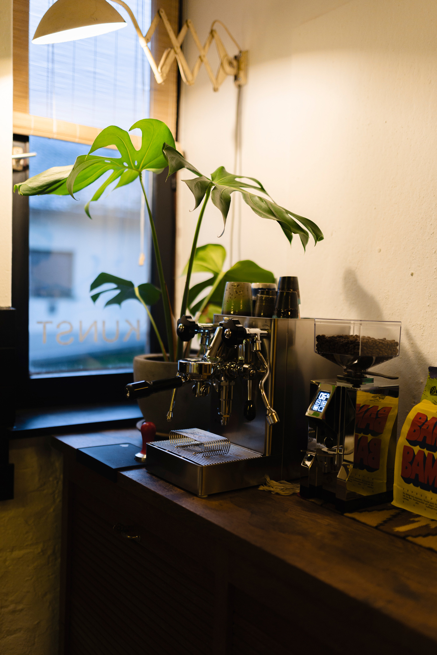 Siebträgerkaffeemaschine auf einer Holzkommode